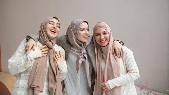 Mudah Diikuti, Ini Gaya Hijab untuk Wajah Bulat Supaya Terlihat Tirus