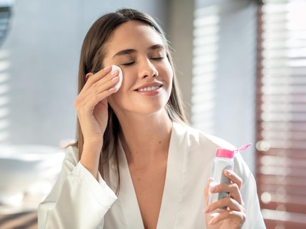 Cara Menggunakan Micellar Water yang Benar, Gunakan Kapas