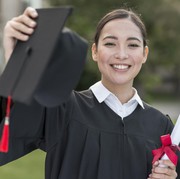 Kunci Wajah Mulus saat Lulus! Ini Tips Tampil Glowing saat Wisuda