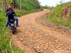 Jalan di Ciemas Sukabumi Rusak Parah, Mirip Sisik Buaya!