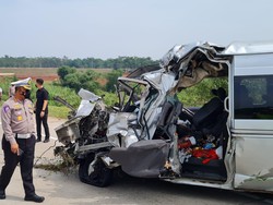 7 Orang Tewas dalam Kecelakaan Tol Batang, Korban Terlempar ke Depan Minibus