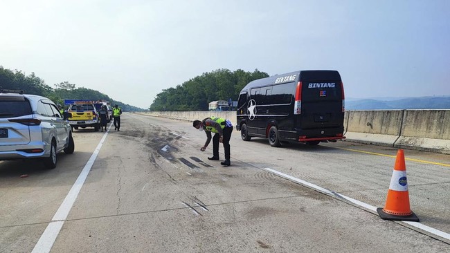 Kecelakaan beruntun yang melibatkan 13 kendaraan terjadi di ruas Tol Pejagan-Pemalang, Jawa Tengah pada Minggu (18/9) sekitar pukul 14.00 WIB.