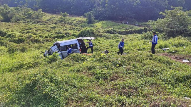 Pengemudi kendaraan HiAce mengantuk kemudian kendaraan oleng ke lajur 1 dan menabrak bagian belakang truk trailer di KM 375 Tol Semarang-Batang.