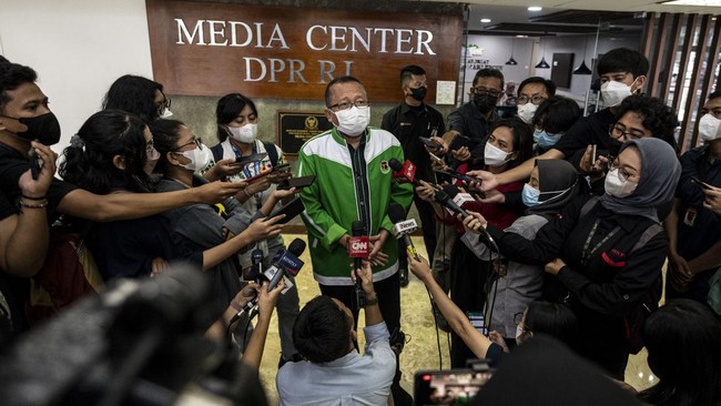Wakil Ketua Umum PPP Arsul Sani mengatakan Suharso Monoarfa menolak dipecat dari jabatan Ketua Umum PPP karena dihasut oleh sejumlah orang.