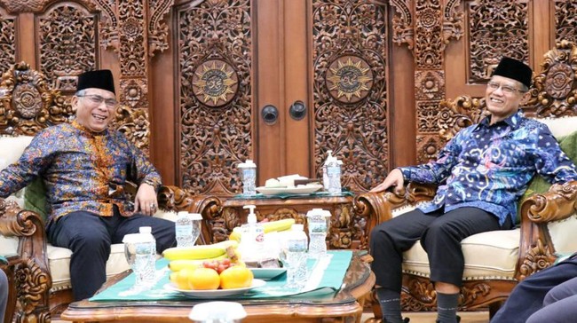 Ketua Umum PBNU Yahya Cholil Staquf mengucapkan selamat kepada Haedar Nashir dan Abdul Mu'ti yang kembali terpilih menjadi Ketum dan Sekum PP Muhammadiyah.