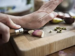 Tak Perlu Ditiru! 7 Trik Memasak Sesat Ini Lebih Rumit dan Merepotkan