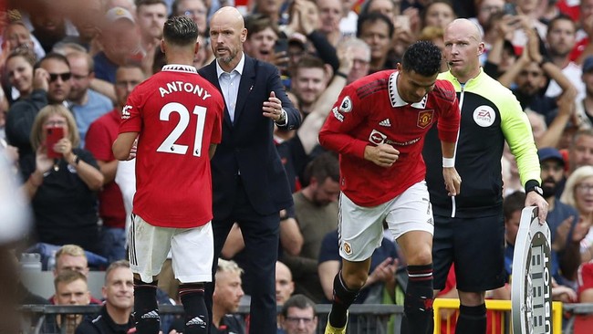 Winger baru Manchester United Antony dos Santos mengaku mengidolakan Cristiano Ronaldo setelah membuat CR7 menjadi pemain cadangan saat melawan Arsenal
