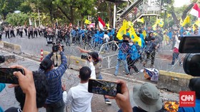 Demo BBM di Patung Kuda Sempat Ricuh, Pagar Kawat Jebol