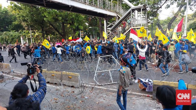 Sejumlah massa demonstrasi telah bubar teratur sehingga lalu lintas Jalan Medan Merdeka Barat kembali dibuka.