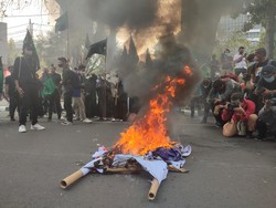 Demo Tolak Kenaikan Harga BBM, Massa Bakar Keranda Mayat di Jakpus