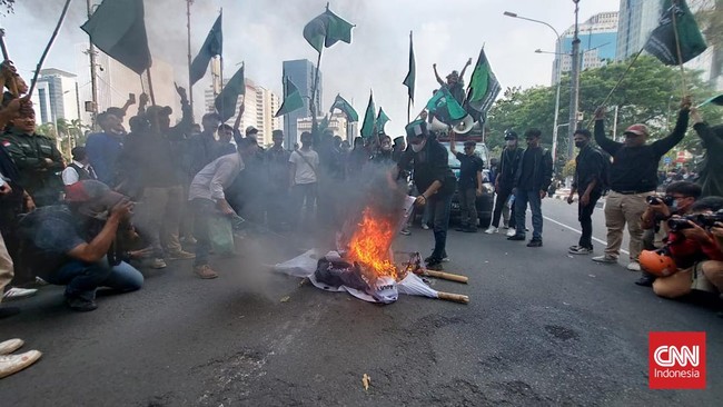 Demo tolak kenaikan BBM yang digelar di Jalan Medan Merdeka Barat, Jakarta Pusat diwarnai aksi bakar keranda.