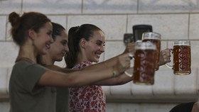 FOTO: Mencecap Rasa 'Halal' Bir Taybeh Asal Palestina