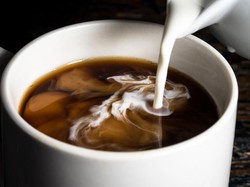 Minum Kopi Pakai Tambahan Krimer, Apakah Aman Bagi Kesehatan?