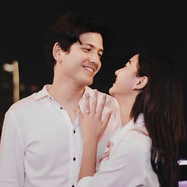 Berenang Bareng Rendi Jhon, Baju Glenca Chysara Jadi Sorotan