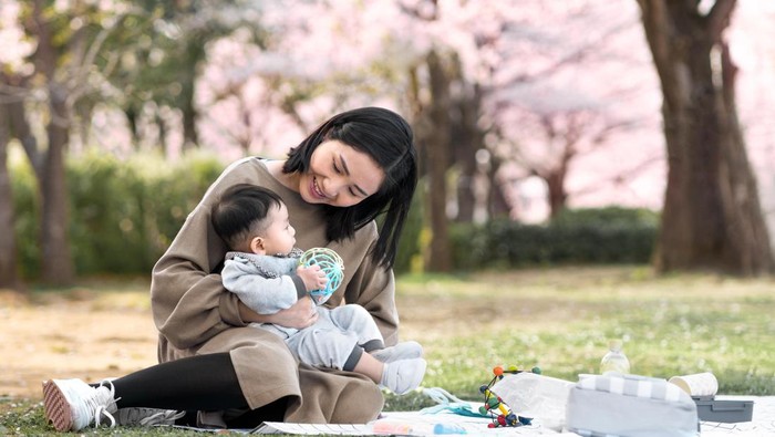 3 Trik Bepergian dengan Bayi ala Ibu-ibu Jepang, Nggak Ribet Bawa Banyak Barang!