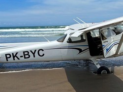 Pesawat Latih yang Mendarat Darurat di Banyuwangi Jenis Cessna 172 SP