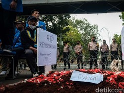 Buruh Demo Kenaikan BBM di Patung Kuda dan DPR, Lalin Ditutup Situasional