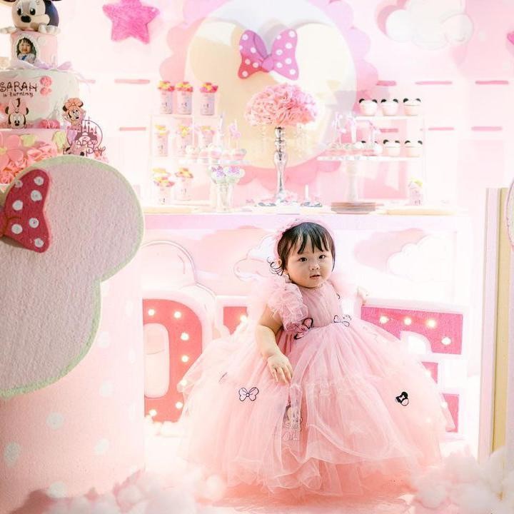 <p>Semoga Sarah tumbuh sehat dan terus menjadi kebanggaan kedua orang tua serta keluarganya ya, Bunda! (Foto: Instagram: @btpnd @petitebymono)</p>