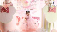 <p>Semoga Sarah tumbuh sehat dan terus menjadi kebanggaan kedua orang tua serta keluarganya ya, Bunda! (Foto: Instagram: @btpnd @petitebymono)</p>