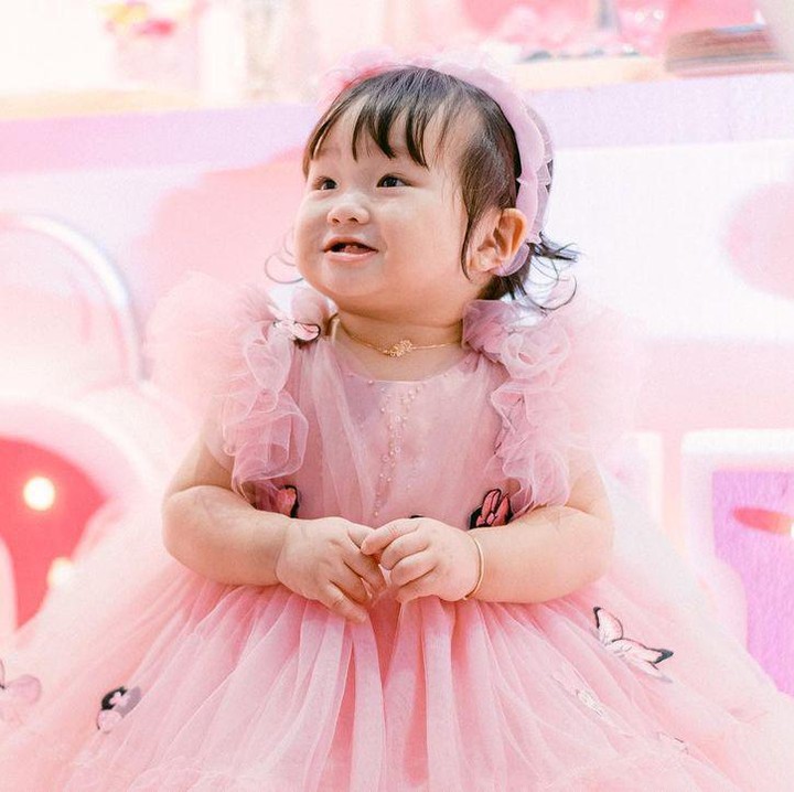 <p>Anak kedua Puput dan Ahok, Sarah Eliana Purnama, baru saja merayakan ulang tahunnya yang pertama, Bunda. Sarah pun terlihat cantik dengan balutan gaun berwarna pink. (Foto: Instagram: @btpnd @petitebymono)</p>