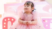 <p>Anak kedua Puput dan Ahok, Sarah Eliana Purnama, baru saja merayakan ulang tahunnya yang pertama, Bunda. Sarah pun terlihat cantik dengan balutan gaun berwarna pink. (Foto: Instagram: @btpnd @petitebymono)</p>