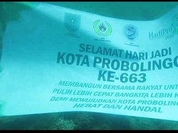 HUT Ke-663 Probolinggo, Pemkot Kibarkan Bendera dan Panji di Dasar Laut