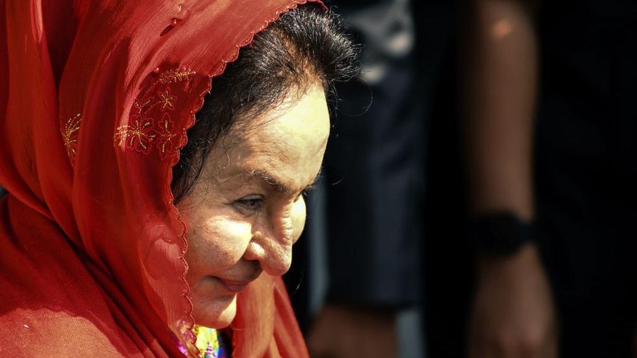 Rosmah Mansor (C), the wife of the jailed former prime minister Najib Razak, arrives for the verdict in her corruption trial at the high court in Kuala Lumpur on September 1, 2022. (Photo by Mohd RASFAN / AFP) (Photo by MOHD RASFAN/AFP via Getty Images)