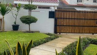 <p>Baru melihat halaman depan rumahnya saja sudah dibuat terkesan dengan halaman yang rapi, bersih, dan terlihat sangat nyaman untuk minum kopi di pagi hari dengan menikmati indahnya rumah pasangan yang satu ini, Dhatu Rembulan dan Tria 'The Changcuters'. (Foto: Instagram.com/dhaturembulan)</p>