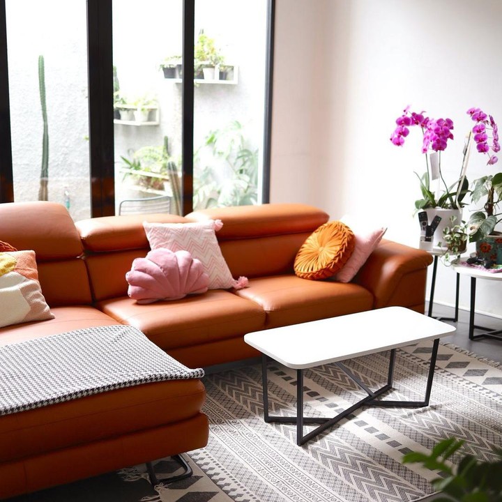 <p>Dengan pemilihan furnitur yang sesuai dengan konsep rumah, ruang keluarga ini terlihat sangat nyaman tapi juga memanjakan mata. (Foto: Instagram.com/dhaturembulan)</p>