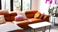 <p>Dengan pemilihan furnitur yang sesuai dengan konsep rumah, ruang keluarga ini terlihat sangat nyaman tapi juga memanjakan mata.&nbsp;(Foto: Instagram.com/dhaturembulan)</p>