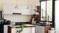 <p>Menata perabotan rumah tangga dengan tepat, membuat dapur Dhatu dan Tria tidak terlihat seperti dapur pada umumnya karena terlihat sangat aesthetic dan bersih, ya, Bunda. (Foto: Instagram@dhaturembulan)</p>