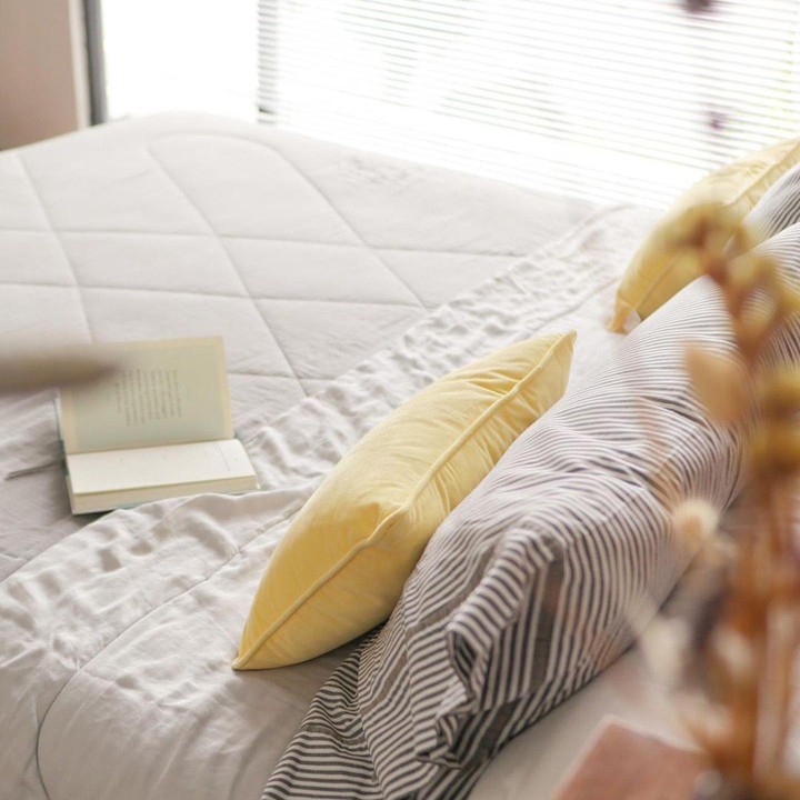 <p>Kamar tidur yang terlihat sederhana ini tetap nampak sangat nyaman, ya, Bunda. Dari beberapa foto di Instagram Dhatu Rembulan, tampak tak banyak furnitur besar di kamar utama rumah ini. Namun, semua furnitus yang ada menggunakan warna dan material senada sehingga membuat ruangan yang tak terlalu besar ini terlihat rapi. (Foto: Instagram.com/dhaturembulan)</p>