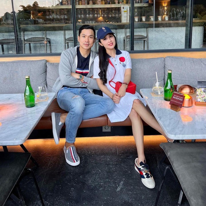 <p>Banyak netizen yang berharap bisa memiliki suami seperti Harvey Moeis nih, Bunda. Dalam kolom komentar unggahan tersebut, tak sedikit dari mereka yang berdoa agar menikah dengan sosok seperti Harvey. <em>"Masyaallah</em> mudahan jodohku kaya Harvey aminnn," kata @dori*****. (Foto: Instagram @sandradewi88)<br /><br /><br /></p>