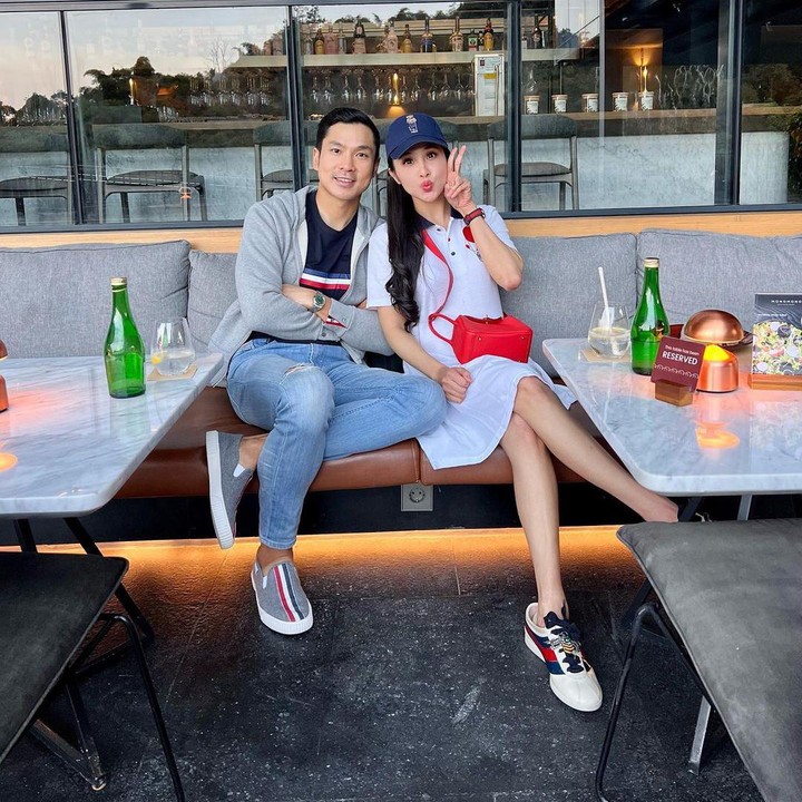 <p>Sandra Dewi kerap bagikan potret bersama keluarga di media sosial Instagram. Belum lama ini, ia kembali mengunggah potret berduaan dengan sang suami. Dalam potret tersebut, pasangan yang tak pernah diterpa gosip miring ini terlihat romantis, lho. "Foto berdua dl sebelum anak anak bangun tidur," tulis Sandra di caption melalui akun @sandradewi88. (Foto: Instagram @sandradewi88)<br /><br /><br /></p>