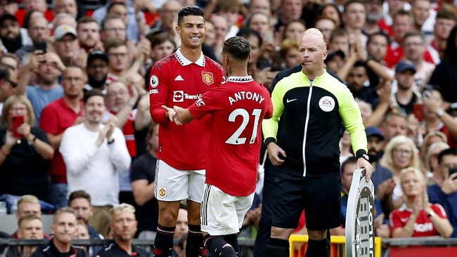 Penyerang anyar MU Antony Santos cetak gol pada laga debutnya hingga membuat Cristiano Ronaldo beri penghargaan dengan berdiri dan bertepuk tangan di bench.