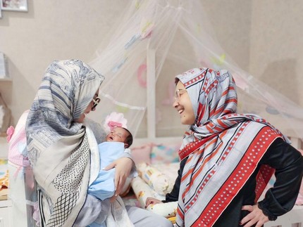4 Potret Syahrini Gendong Baby RM, Anak Aisyahrani