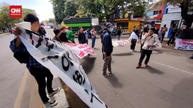 VIDEO: Mahasiswa Makassar Turun Ke Jalan Tolak Kenaikan Harga BBM