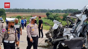VIDEO: 7 Tewas Saat Minibus Travel Tabrak Bus Di Tol Semarang-Batang
