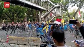 VIDEO: Ricuh Demo Kenaikan BBM di Patung Kuda