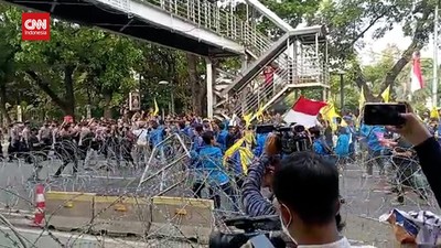 img-title VIDEO: Ricuh Demo Kenaikan BBM di Patung Kuda