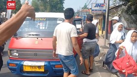 VIDEO: Buntut Harga BBM Naik, Supir Angkot Mogok Beroperasi