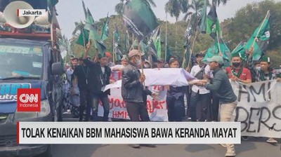 img-title VIDEO: Tolak Kenaikan BBM, Mahasiswa Bawa Keranda Mayat