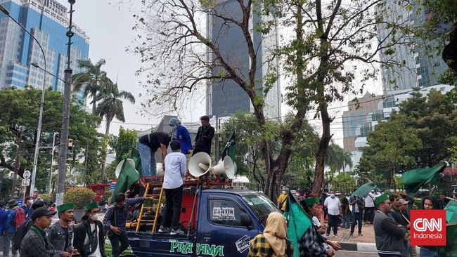 Massa dari Himpunan Mahasiswa Indonesia-Majelis Penyelamat Organidasi (HMI-MPO) mulai memadati Jalan Medan Merdeka Barat, menggelar demo tolak kenaikan BBM.