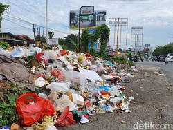 Lapor Ketua! Sampah Berserakan di Jalan Protokol Pekanbaru