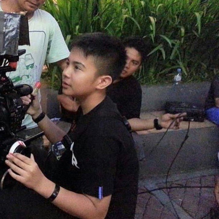 <p>Kini, nama Umay sedang ramai diperbincangkan karena berakting dalam film terbarunya, <em>Mencuri Raden Saleh</em>. Dalam film yang dirilis pada 25 Agustus tersebut, ia beradu akting dengan selebriti lainnya, yakni Iqbaal Ramadhan, Angga Yunanda, Rachel Amanda, Ari Irham, Aghniny Haque, dan yang lainnya. (Foto: Instagram @umayshahab)<br /><br /></p>
