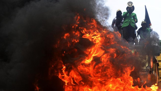 Aksi unjuk rasa mahasiswa di Makassar yang menolak kenaikan harga Bahan Bakar Minyak (BBM) mendesak ingin bertemu Wali Kota.