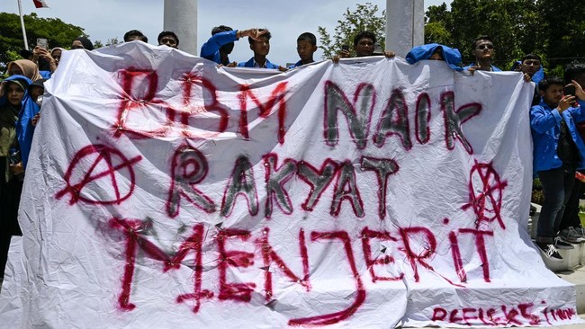 Ketua AJI Banda Aceh meminta Kapolda Aceh menindak tegas anggotanya yang telah merusak alat kerja jurnalis saat meliput demo kenaikan BBM.