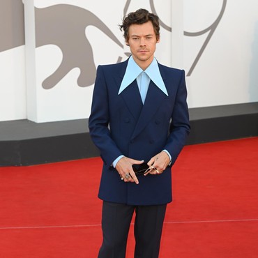 Harry Styles Beri Klarifikasi Usai Hapus Foto Pakai Kaus One Direction