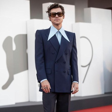 Konpres Film Penuh Drama, Harry Styles Bantah Ludahi Chris Pine