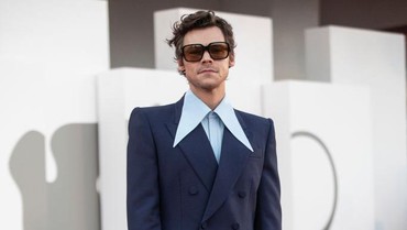 Konpres Film Penuh Drama, Harry Styles Bantah Ludahi Chris Pine